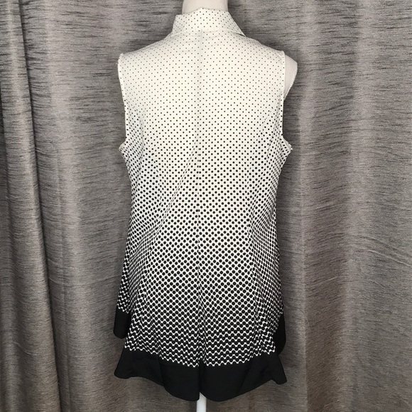 SIGNATURE COLLECTION MEDIUM B&W SLEEVELESS BUTTONUP BLOUSE - Picture 2 of 7